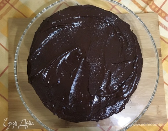 Приготовить глазурь: 100 г шоколада растопить на водяной бане, затем добавить мед, перемешать, полить торт глазурью и разровнять широким ножом.