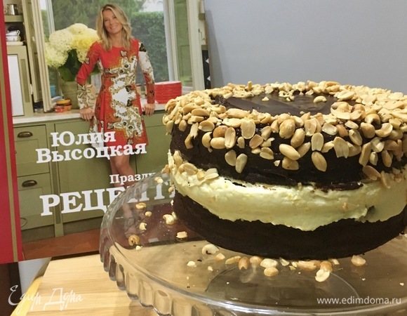 Фундук слегка измельчить в ступке и посыпать им торт со всех сторон.