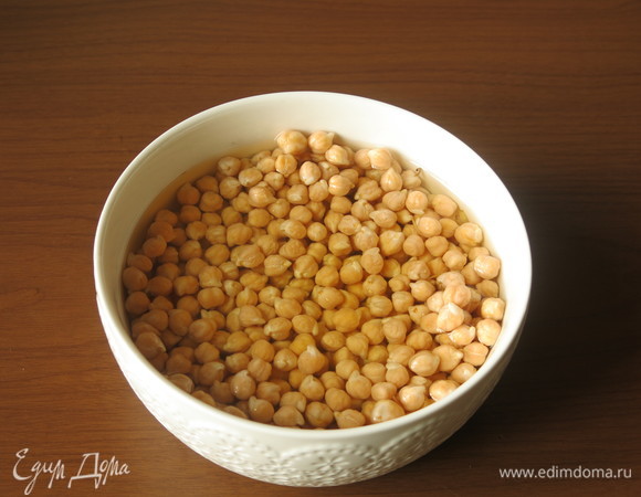 Замачиваем нут на ночь.