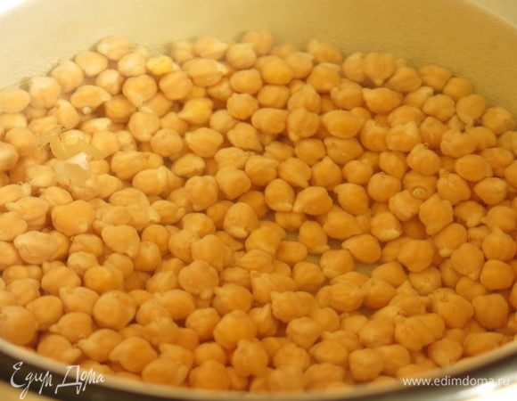 Отвариваем нут, даем закипеть, уменьшаем огонь.