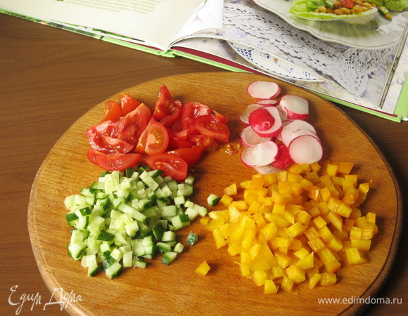 Нарезаем половину огурца кубиками маленькими, половину перца нарезаем кубиками. В исходном рецепте используется зеленый перец. Редис нарезаем кружками, черри разрезаем на 4 части.
