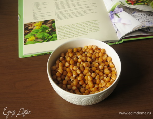 Слить воду с отваренного нута.