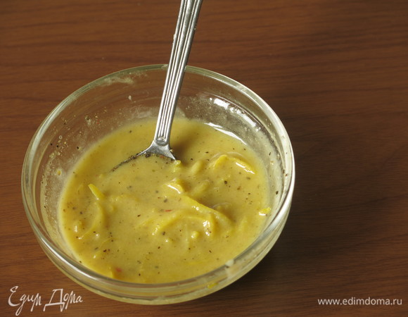 Добавляем соль и перец, перемешиваем.