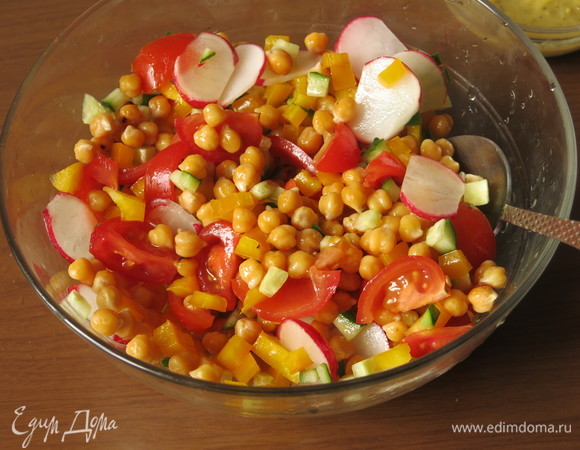 Соединяем нут, овощи.