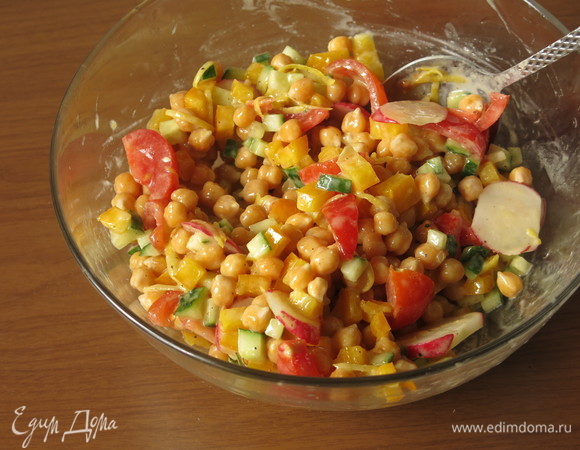 Поливаем овощи заправкой, перемешиваем.