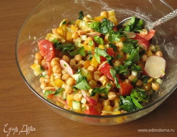 Базилик нарываем руками, кладем в салат.