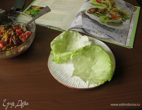 Отделяем листья салата. В исходном рецепте салат мини-романо, у меня айсберг.