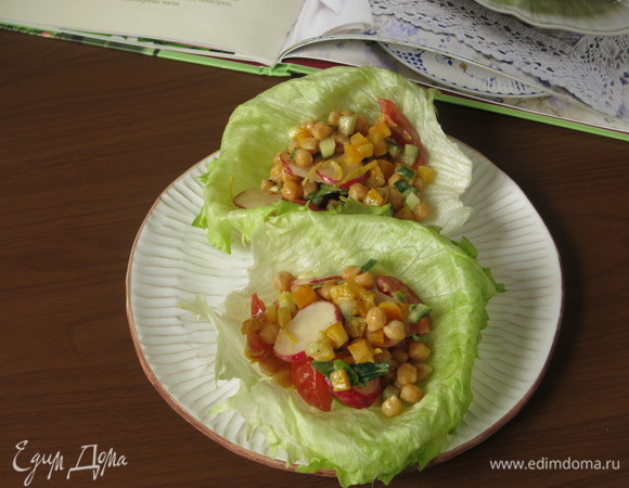 Выкладываем салат в лодочки, посыпаем сумахом.