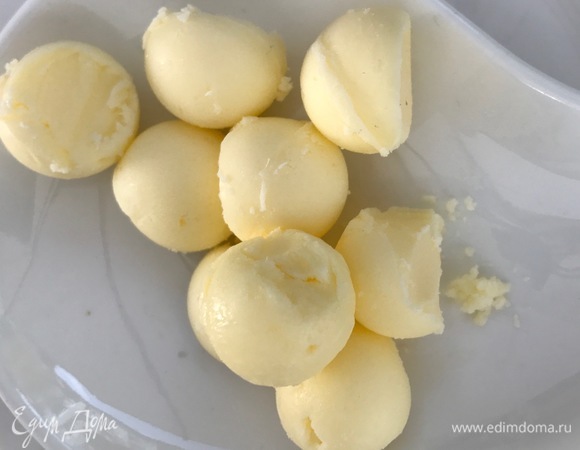 Разогреваю сковородку, кладу сливочное масло и чеснок, затем — очищенные креветки, соль, перец, обжариваю 2 минуты на среднем огне.