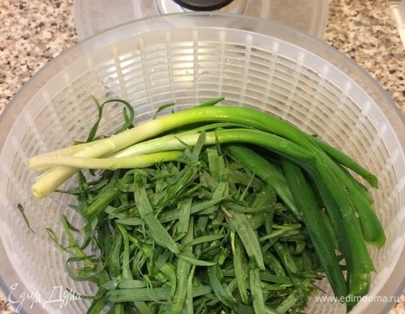 Зелень вымыть и дать воде стечь. Если у тархуна стебель жесткий, то надо будет снять с него листики. Я купила 3 пучка тархуна, убрала стебли и в рецепте указала чистый вес. Вы можете добавить больше тархуна, но будьте осторожны, так как тархун имеет очень терпкий вкус и может перебить вкус теста, яиц и т. д.