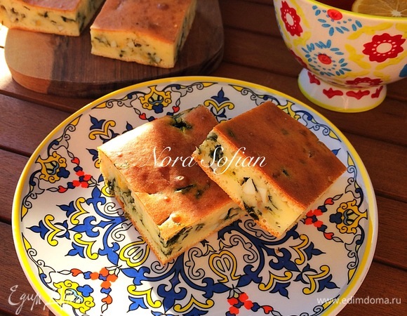 Готовый пирог достать и слегка остудить.