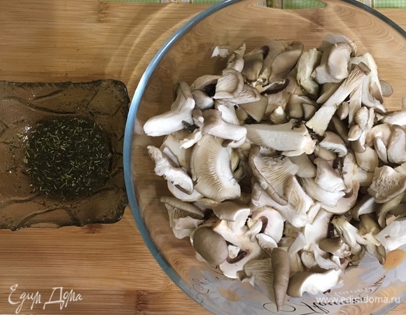 В большой миске смешать прованские травы с майораном, солью, черным перцем, растительным маслом и нарезанными грибами (я брала шампиньоны и вешенки). Духовку предварительно разогреть до 190°C.