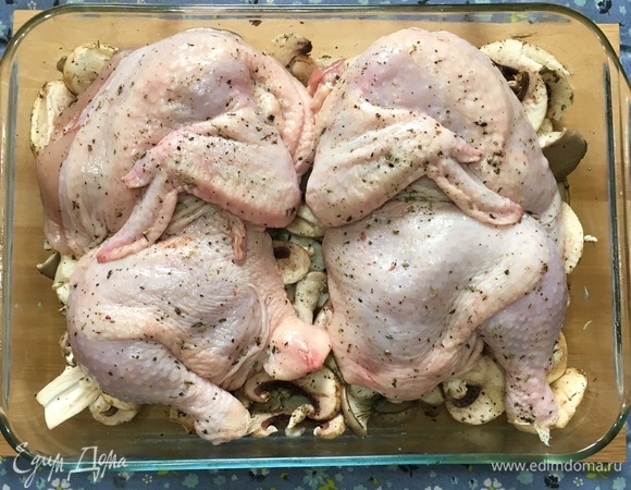 Разрезать цыплят пополам и положить в миску с грибами и специями на 20–30 минут.
