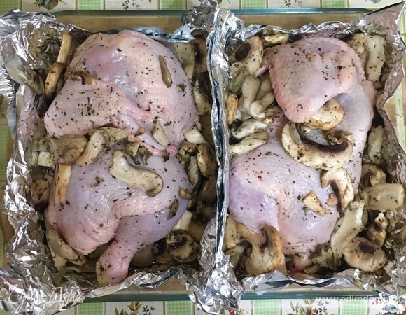Из фольги сделать 4 кармана, в каждый карман положить по половине цыпленка с грибной смесью и влить по 50 мл вина.