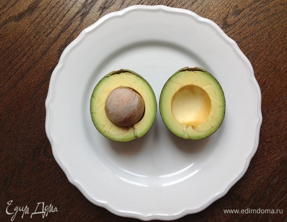 Разрезаю авокадо, вынимаю косточку.