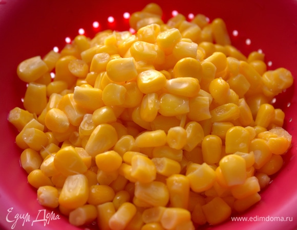 Кукурузу (2 початка) отварить вместе с листьями, срезать зерна. Я воспользовалась консервированной.