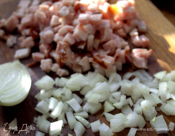Бекон и лук измельчить.