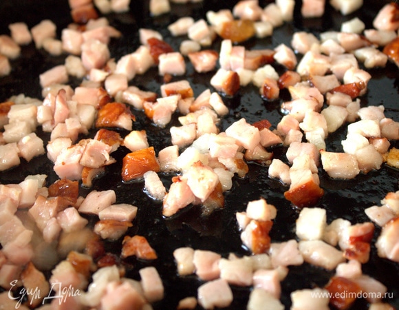 Слегка обжарить бекон на сухой сковороде.