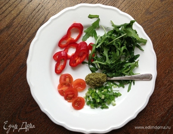 Мою руколу, нарезаю черри, половинку перца, зеленый лук, кладу ложку соуса песто.