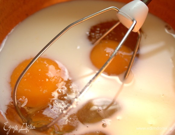 Взбить яйца с молоком, солью, сахаром.