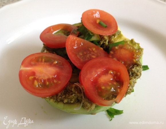 Собираю бургер: в одну половинку авокадо укладываю овощи, смазываю соусом песто, сверху кладу руколу, накрываю второй половинкой авокадо сверху.