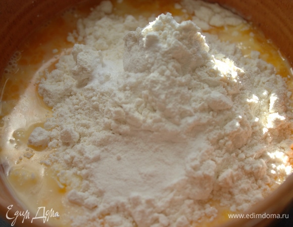 Всыпать муку (мне хватило 80 г) с содой (я уменьшила до 0,3 ч. л.) и разрыхлителем.