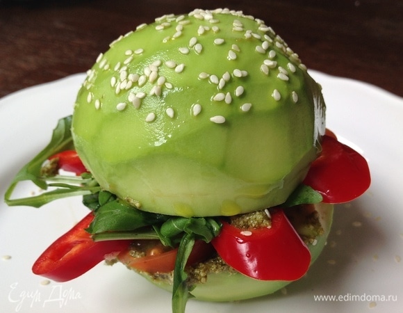 Поливаю оливковым маслом, посыпаю кунжутом. Приятного аппетита!