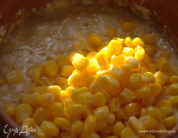 Кукурузу всыпать.