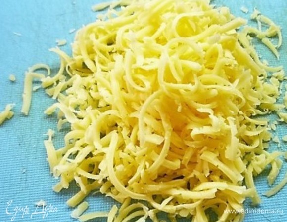 Сыр натираем на мелкой терке.