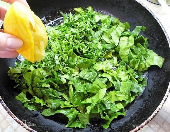 Растапливаем в сковороде сливочное масло, добавляем шпинат, петрушку и мелко рубленный чеснок, вливаем лимонный сок, все перемешиваем и через минуту снимаем с огня.