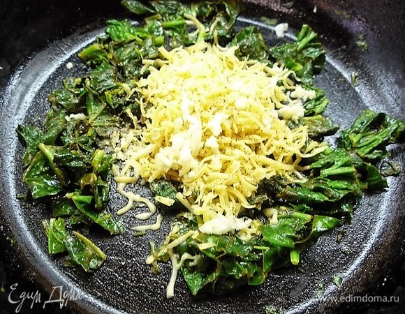 Добавляем натертый сыр, солим и перчим по вкусу, перемешиваем.