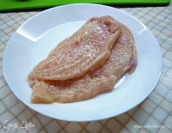 Куриные грудки надрезаем так, чтобы получился карман, накрываем пищевой пленкой и слегка отбиваем.