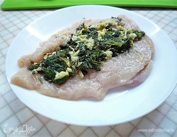 Начиняем курицу шпинатом с петрушкой, скрепляем карман зубочистками, смазываем грудки со всех сторон оливковым маслом, солим и перчим.