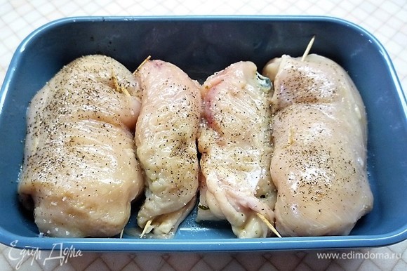 Выкладываем куриные грудки в форму для выпечки и запекаем в заранее разогретой духовке при температуре 170°C 25–30 минут.
