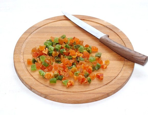 Духовку предварительно разогреть до 190°C. Цукаты (у меня вяленые фрукты) мелко нарезать.