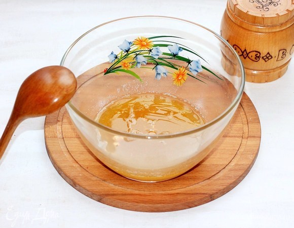 В миске растопить 140 г предварительно размягченного сливочного масла, кленовый сироп (у меня мед) и сахар (коричневый).