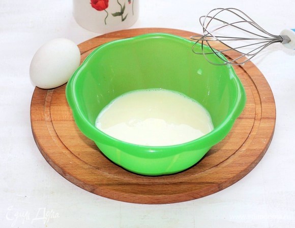 Яйцо с молоком перемешать венчиком.