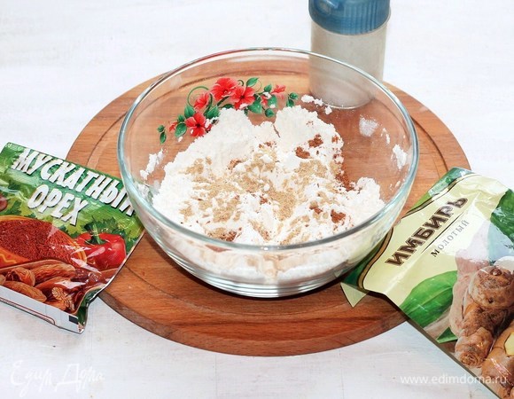 Муку соединить с овсяными хлопьями, разрыхлителем, солью, мускатным орехом и молотым имбирем.