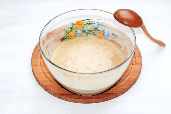 В молочно-яичную смесь и растопленное масло с сахаром добавить мучную смесь, вымешать тесто.