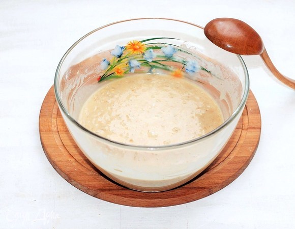 В молочно-яичную смесь и растопленное масло с сахаром добавить мучную смесь, вымешать тесто.