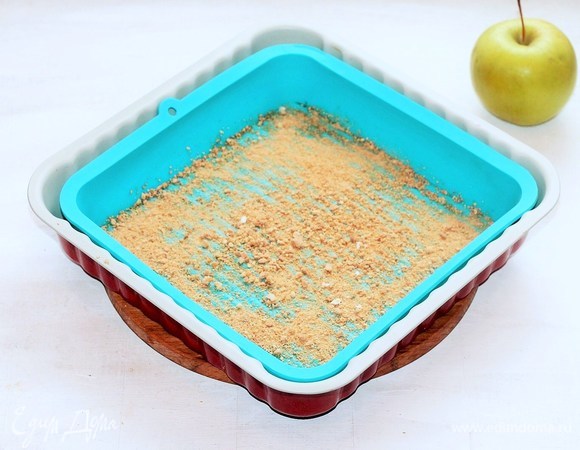 Прямоугольную форму для выпечки смазать оставшимся сливочным маслом. Дно я посыпала молотым овсяным печеньем (1 шт.), это по желанию.