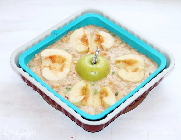 Влить тесто и выложить яблоки, прижав их так, чтобы срез яблок был на одном уровне с тестом.