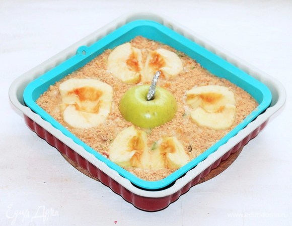 Сверху я посыпала (только тесто) тертым на мелкой терке овсяным печеньем (1 шт.). Это по желанию.