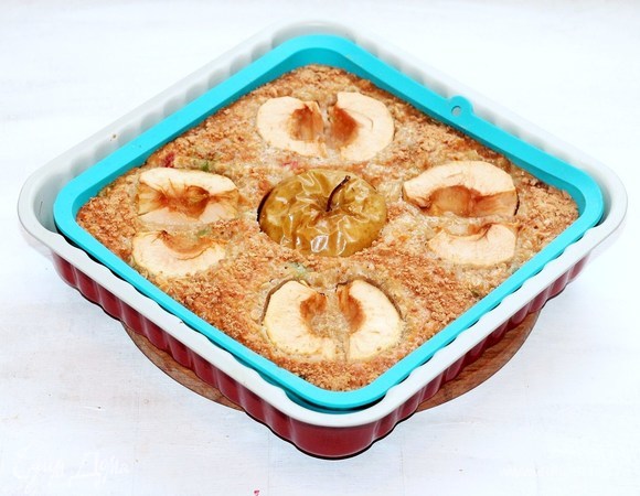 Выпекать пирог в разогретой духовке 45–50 минут.