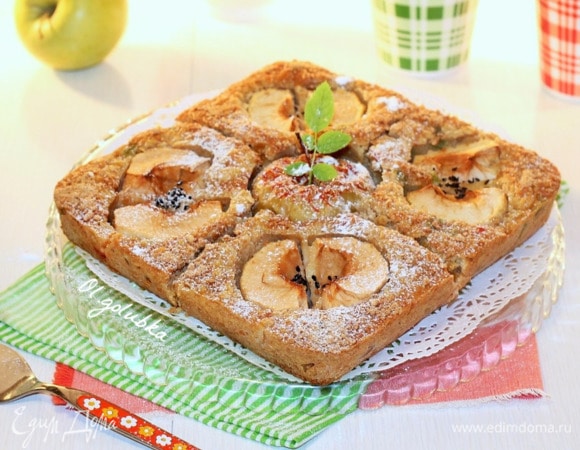 Готовила 1/2 часть от рецепта. Форма для выпечки моего пирога размером 20х20 см, кусочки не маленькие и пирог очень сытный, ароматный. Вяленые фрукты, если они жесткие, предварительно залейте горячей водой. Затем воду слейте, фрукты обсушите бумажным полотенцем и нарежьте мелким кубиком. Овсяное печенье — по желанию.