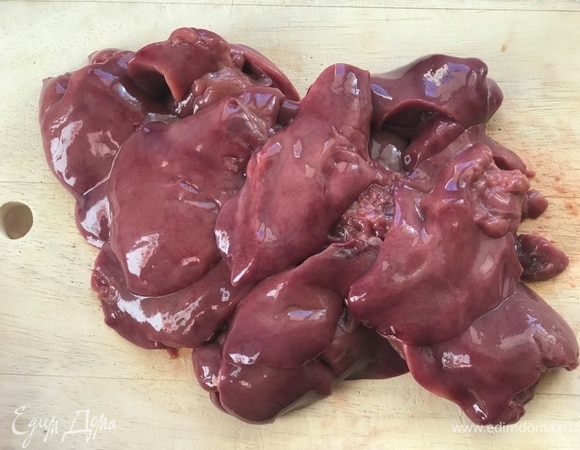 Куриную печень помыть и нарезать.