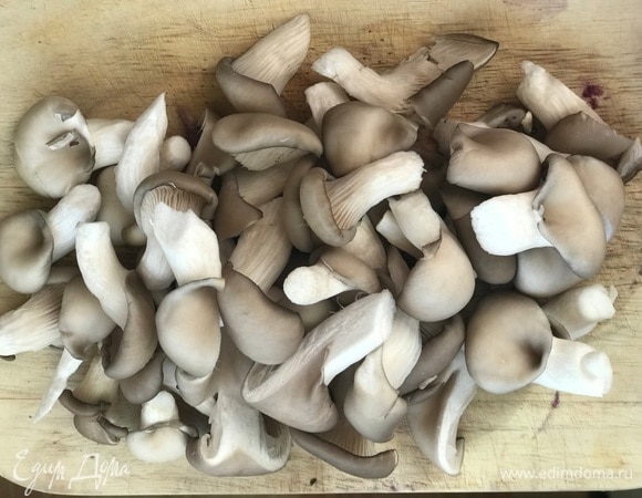 Вешенки помыть и обсушить, крупные грибы нарезать.