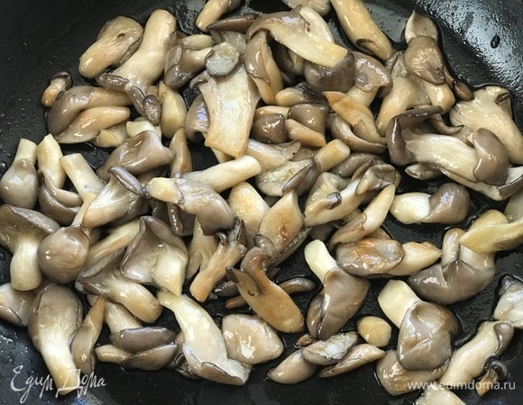Сковороду разогреть, налить оливковое масло и обжарить грибы до золотистого цвета. Выложить на тарелку.
