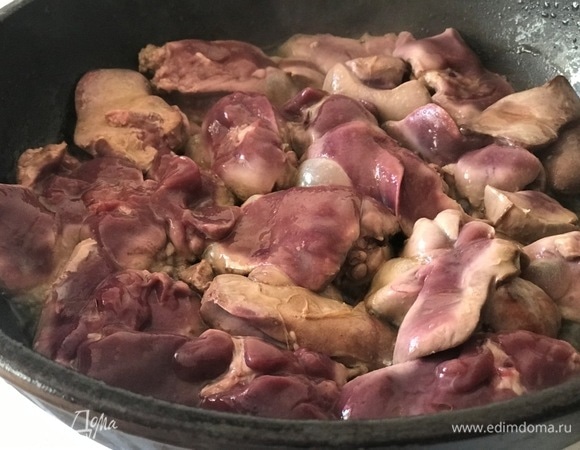 Выложить на сковороду печень и обжарить по 4–5 минут с каждой стороны.