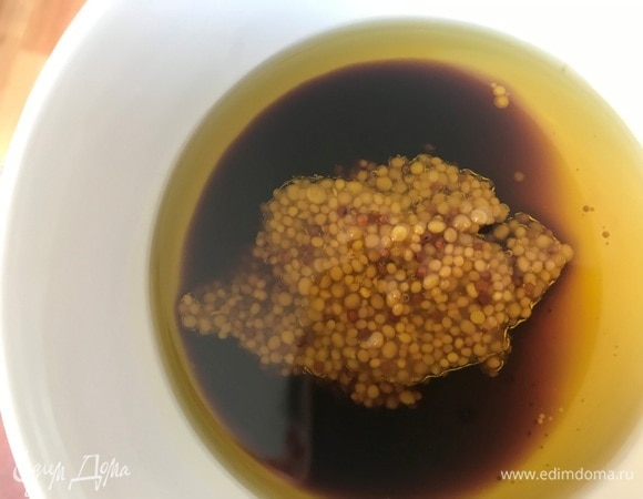 Для заправки соединить оливковое масло, соевый соус и горчицу.